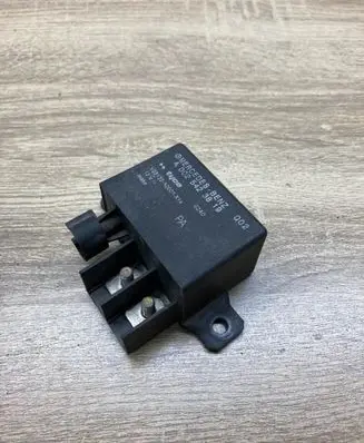 Mercedes-Benz E W211 Charging relay A0025423819 V23132A2001X14