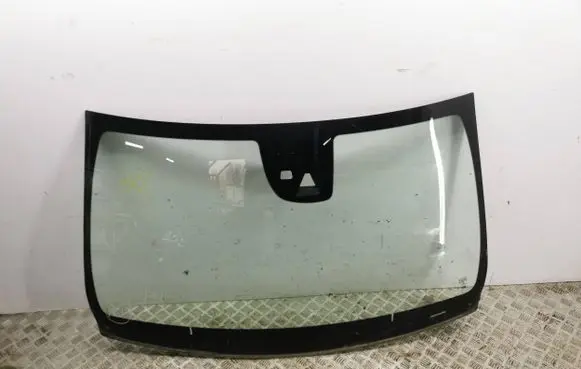 Infiniti Q30 Front windscreen/windshield window 