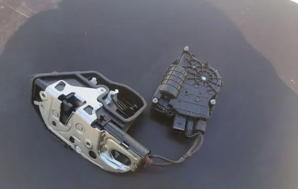 BMW 7 F01 F02 F03 F04 Rear door soft close latching motor 7185687