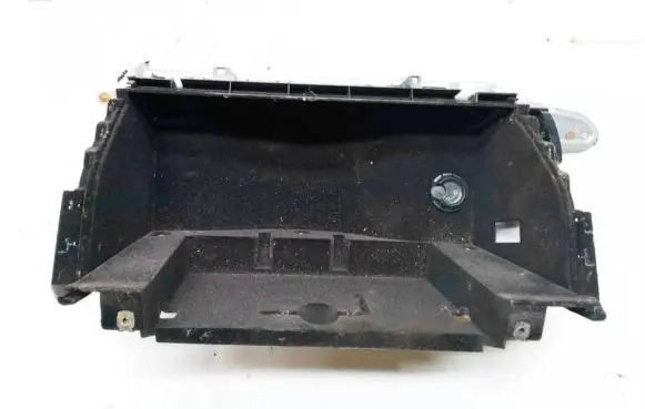 Volkswagen Touareg I Glove box 7l6858904