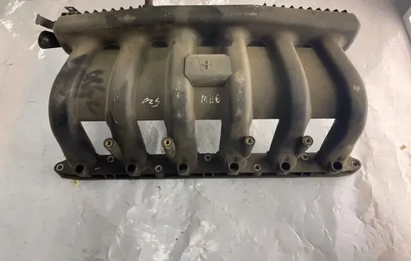BMW 5 E39 Intake manifold 1161427618 11611703778