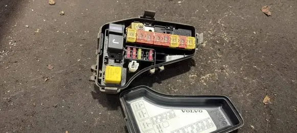 Volvo S70 V70 V70 XC Fuse box set 9128576