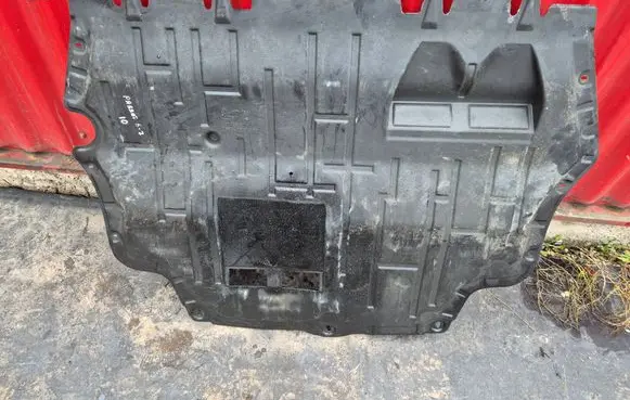 Volkswagen PASSAT B7 Engine splash shield/under tray 3C0825237H 3C0825235M