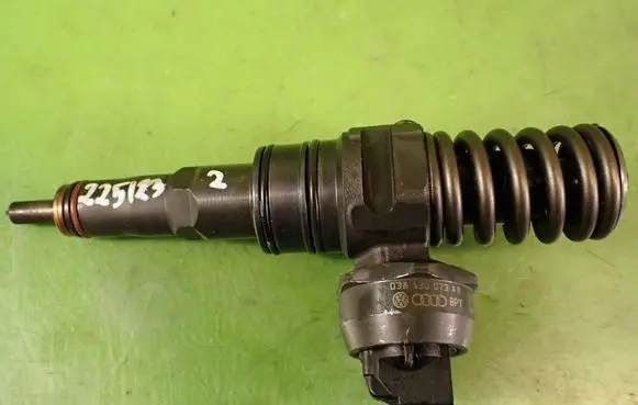 Volkswagen PASSAT B5.5 Fuel injector 038130073AR 0414720214
