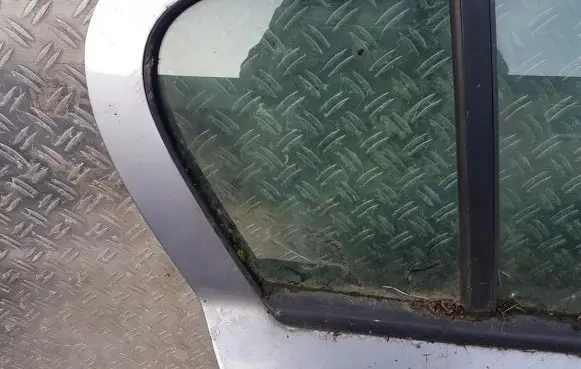 Opel Astra H Rear vent window glass 