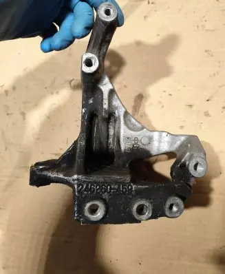 Toyota Land Cruiser (J120) Engine mounting bracket 246260459