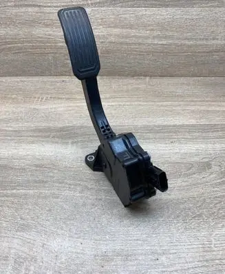 Toyota RAV 4 (XA30) Accelerator throttle pedal 1988008560 7811042011 05P30B00072