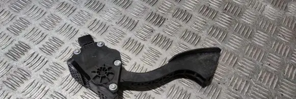 Toyota Prius+ (ZVW40) Accelerator throttle pedal 7811047100