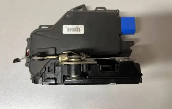 Volkswagen Golf V Rear door lock 7L0839016
