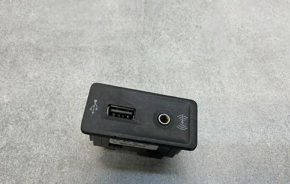 Volkswagen PASSAT B8 USB socket connector 5G0035222
