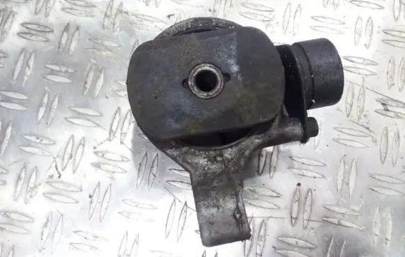 Hyundai Lantra I Engine mount bracket