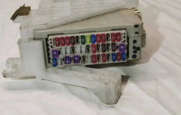 Toyota Prius (XW30) Fuse module 8273047451 2716 1E310657