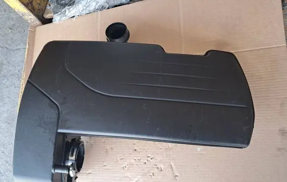 Renault Clio IV Air filter box 8200517765