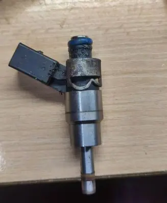 Audi A4 S4 B7 8E 8H Fuel injector 08D133036D