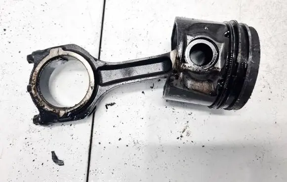 Ford Focus Piston with connecting rod 