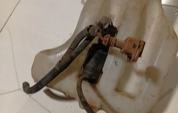 Iveco Daily 30.8 - 9 Windscreen/windshield washer pump 