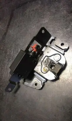 Loading door lock