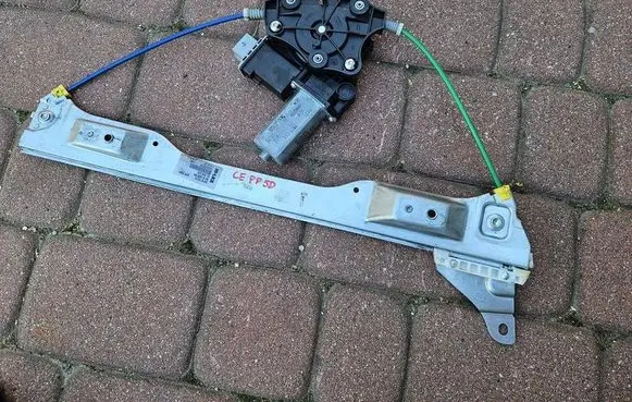 Opel Corsa E Front door electric window regulator 39161985-