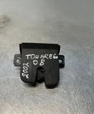 Volkswagen Touareg I Tailgate lock latch 7L6827505