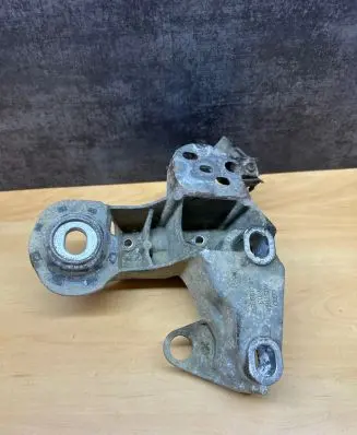 Audi A4 S4 B5 8D Engine mounting bracket 4B0199352