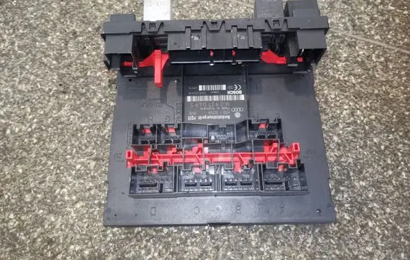 Volkswagen Caddy Fuse module 1K0937049S