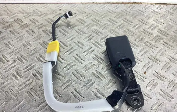 Lexus RC Rear seatbelt buckle
