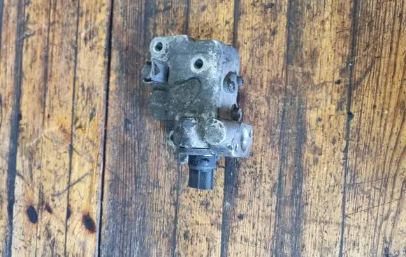 Volvo S40, V40 Fuel distributor MR420916 E3T50271