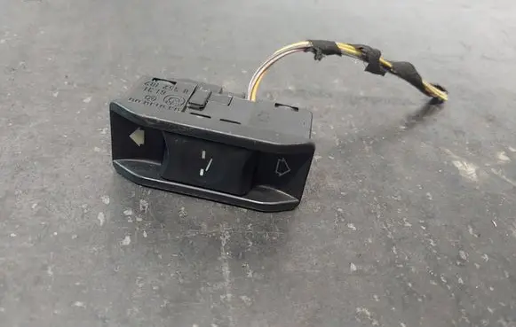 BMW 5 E39 Sunroof switch 8352182 61318352182
