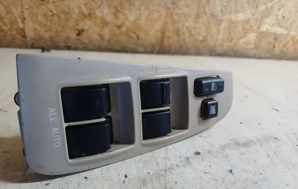 Toyota Avensis T250 Electric window control switch 8480205210A0 5035173