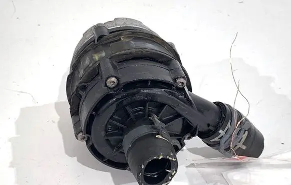 Volkswagen Golf VII Oil filter mounting bracket 04L965567