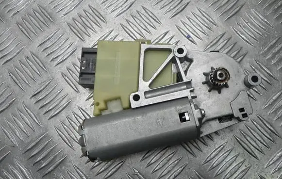 BMW 5 E60 E61 Front door window regulator motor 9137056