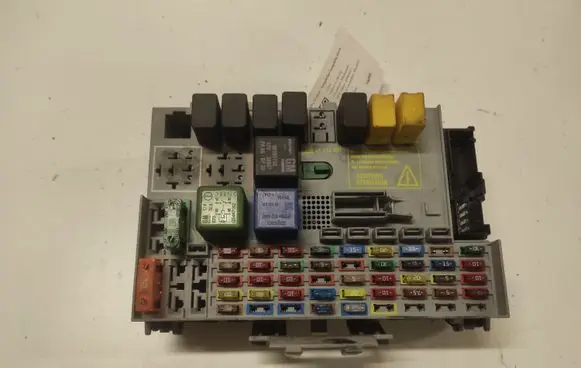 Opel Zafira A Fuse module 24412497 24431677
