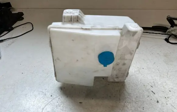 Dacia Spring Windshield washer fluid reservoir/tank 289101968R