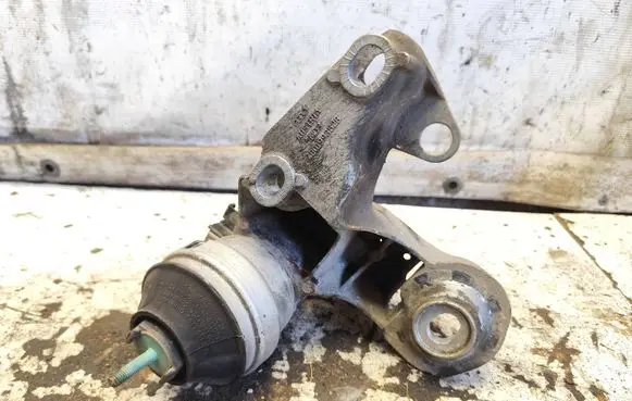 Engine mounting bracket