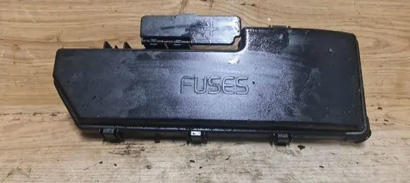 Volvo XC90 Fuse box cover 9494211