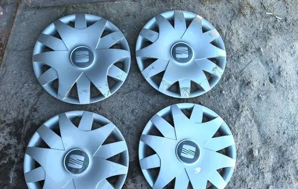 Seat Ibiza III (6L) R15 wheel hub/cap/trim 6L0601147F