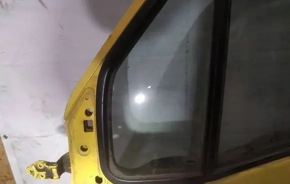 Iveco Daily 40.8 Front door vent window glass four-door as2