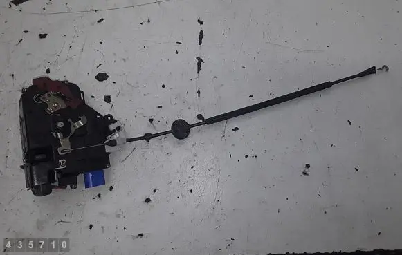 Volkswagen Golf IV Front door lock 7l0839015