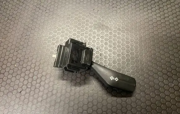 Ford Focus Indicator stalk 17D940