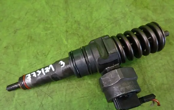 Seat Alhambra (Mk1) Fuel injector 038130073R