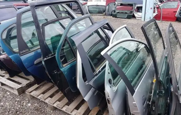 Peugeot 605 Rear door sidabrines