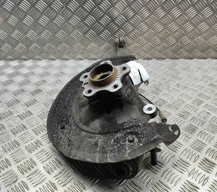 BMW 5 G30 G31 Front wheel hub 6884385