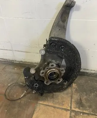 BMW 8 G15 Front wheel hub 6884385