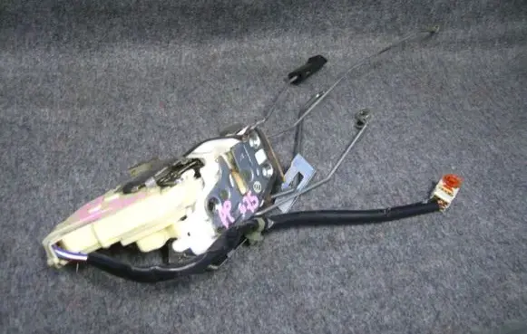 Honda CR-V Front door lock