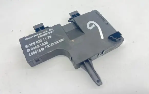 Mercedes-Benz CLK A209 C209 Aerial antenna amplifier 2098201175