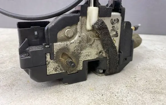 Nissan Pathfinder R51 Rear door lock