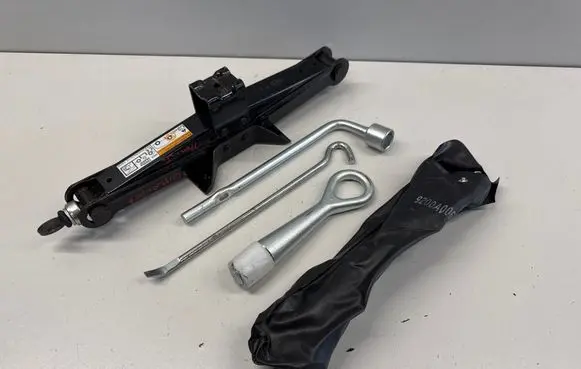 Mitsubishi Outlander Tool set 9200A006