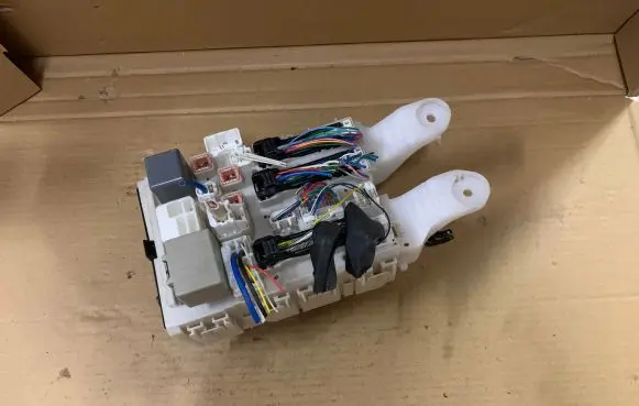 Toyota Auris 150 Fuse module 8273002130A 74700209 7B080373