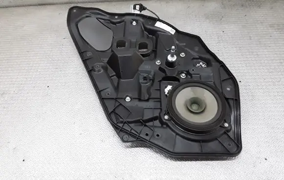 Rear door manual window regulator