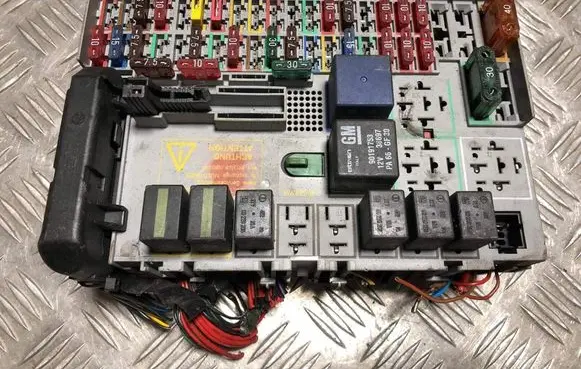 Opel Zafira A Fuse box set 90589965